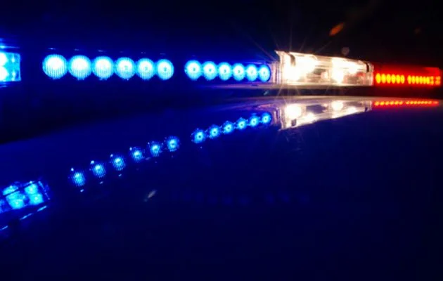 Dy të rinj ndalin një veturë në autostradë me alarm të Policisë, arrestohen pas disa minutash