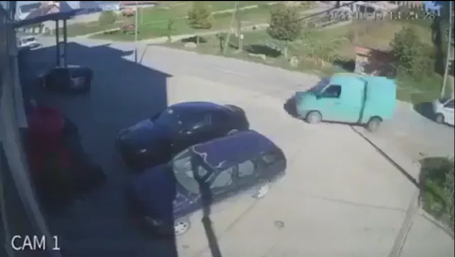 Aksident i rëndë në Rahovec, kamerat e sigurisë filmojnë momentin kur furgoni e godet një person