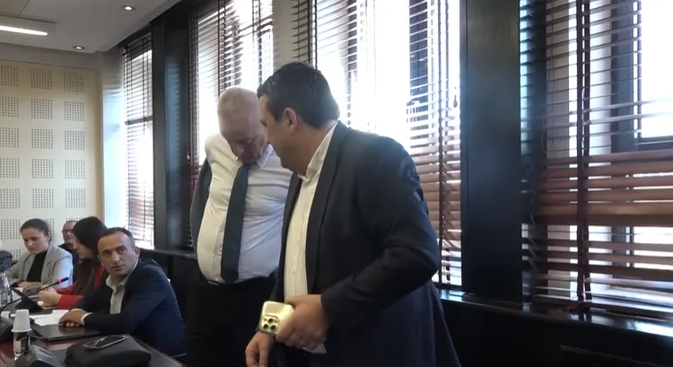 Përplasje mes deputetëve të VV-së e PDK-së, Beqa e Qalaj lëshojnë mbledhjen e Komisionit