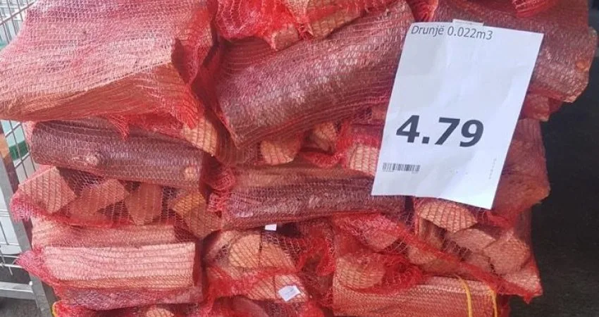 Gjashtë drunjë të shkurtuar kushtojnë 4.79 euro centë në një supemarket të Prizrenit