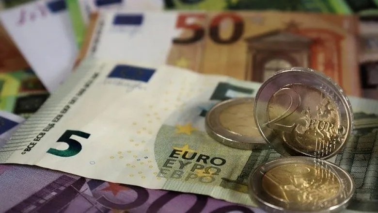 Euro mbyll tetorin në rënie, këmbehet në nivelin më të ulët ndonjëherë