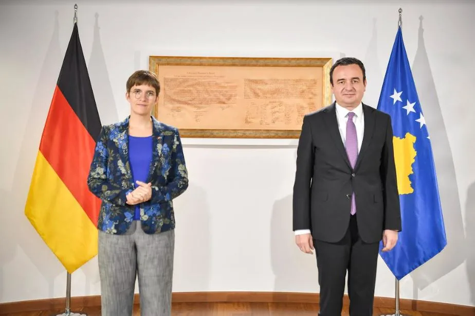 Kurti pret kryediplomaten gjermane: Të mos ketë kushte shtesë për liberalizimin e vizave