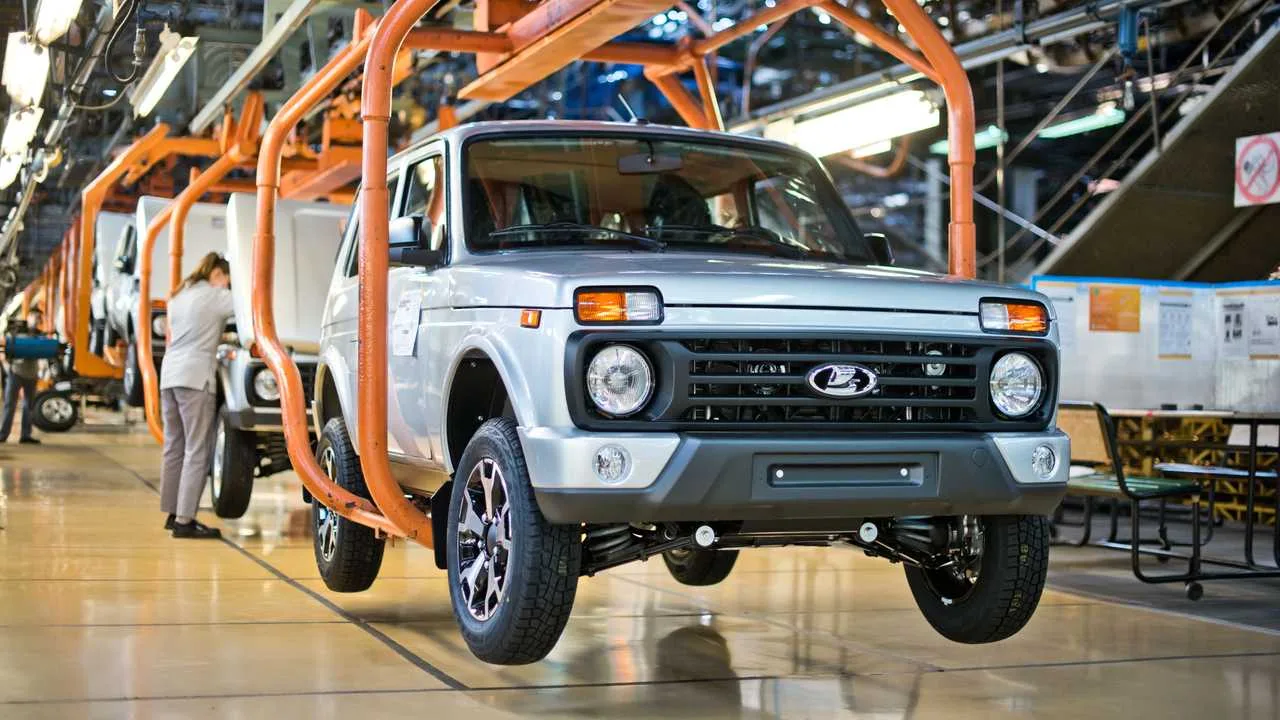 Lada ‘fluturon’ me shitje pasi prodhuesit perëndimorë të makinave tërhiqen nga Rusia
