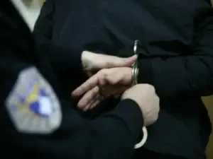 Dyshohet se po bashkëjetonte me një vajzë të mitur, arrestohet një burrë në Prizren