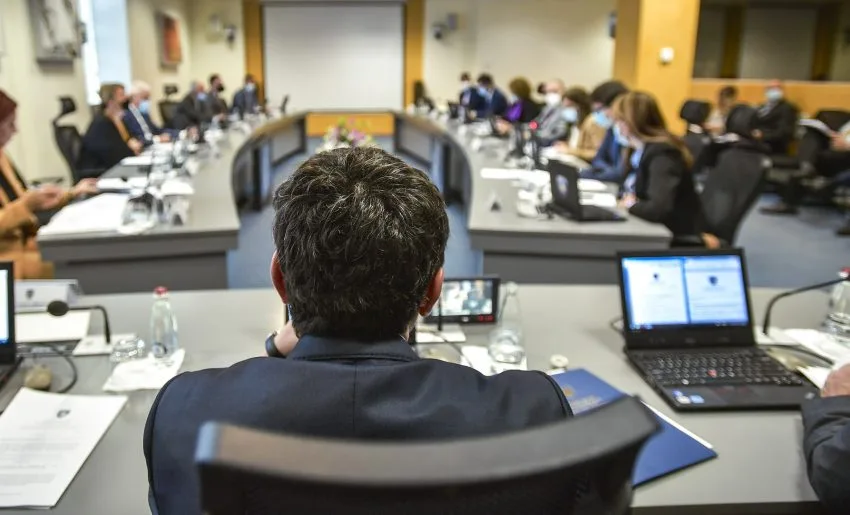 Gjykata pezullon vendimin e Qeverisë për uljen e pagave në drejtësi