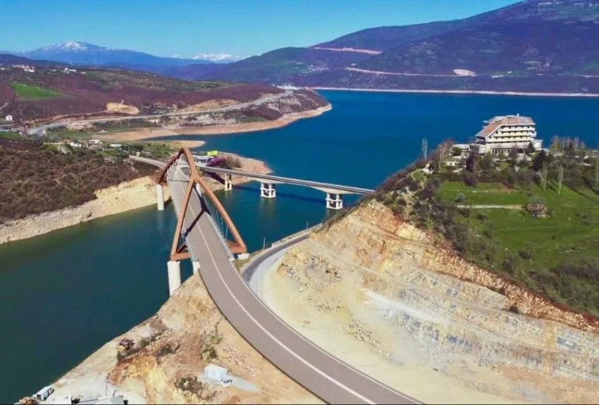 Rama publikon pamje nga Ura e Madhe e Kukësit: Spektakël mbresëlënës inxhinierik