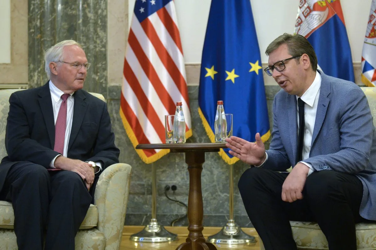 Hill në telefon me Vuçiq: Serbia mos ta rrezikojë stabilitetin e rajonit