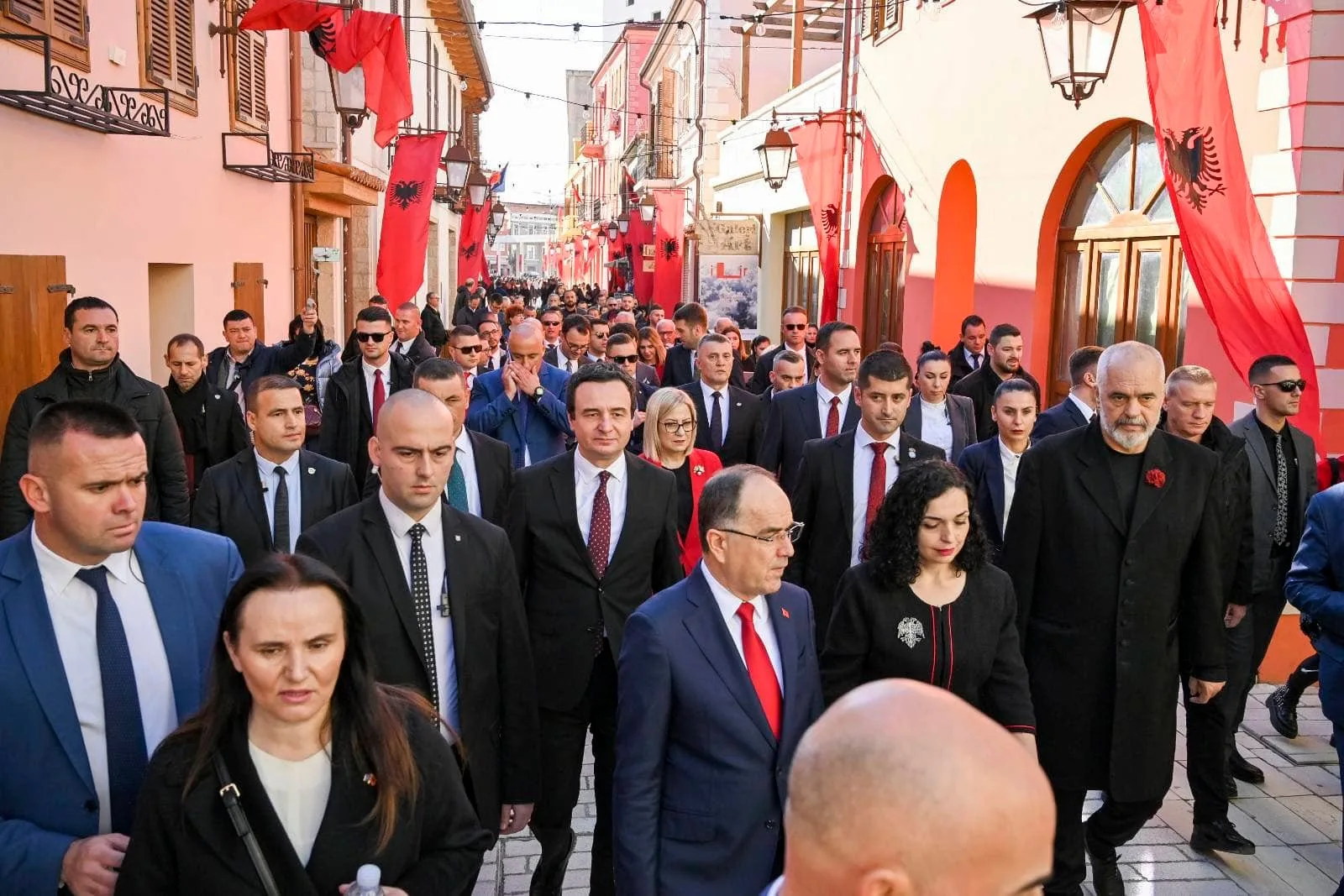 Kurti uron 28 Nëntorin: T’u gëzohemi sukseseve të secilit shqiptar