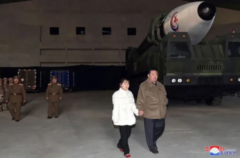 Kim Jong Un shihet për herë të parë bashkë me vajzën e tij (FOTO)