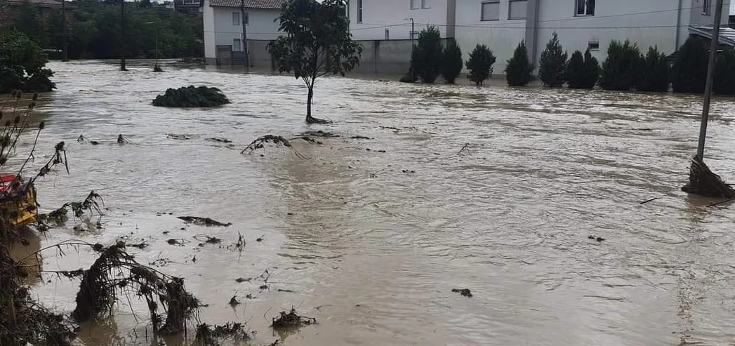 Reshjet e shiut shkaktojnë vërshime në disa komuna, IHMK paralajmëroi për kujdes