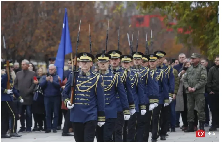 Togu ceremonial i FSK-së parakalon në sheshin “Zahir Pajaziti”