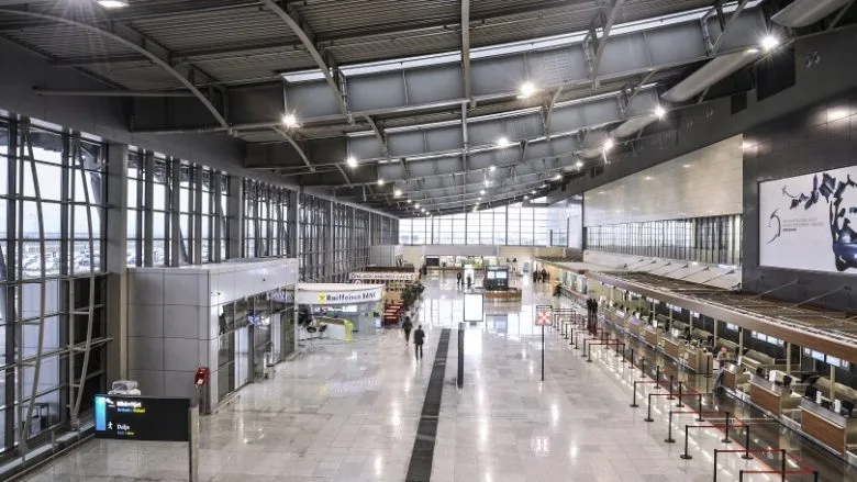 Shtetasit gjerman në Aeroportin e Prishtinës i gjejnë thikë në valixhe