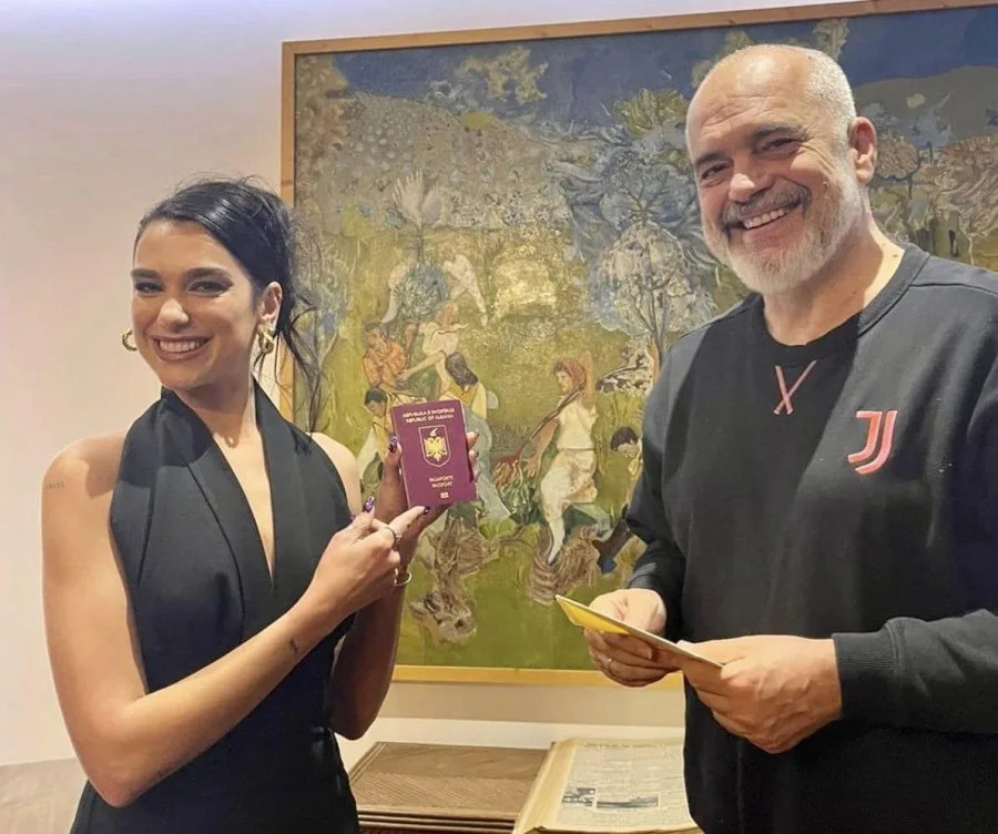 Edi Rama uron 28 Nëntorin me një fotografi së bashku me Dua Lipën