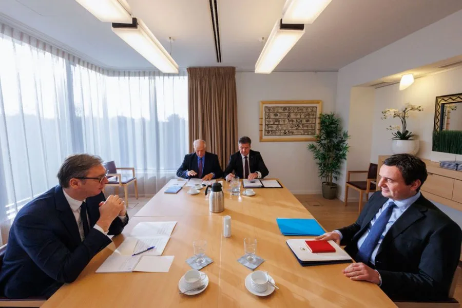 Borrelli fton për takim Kurtin e Vuçiqin