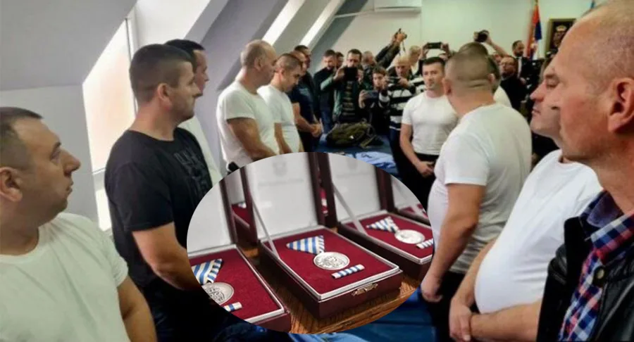 Vuçiqi dekoron me medalje për guxim policët serbë që u larguan nga Policia e Kosovës