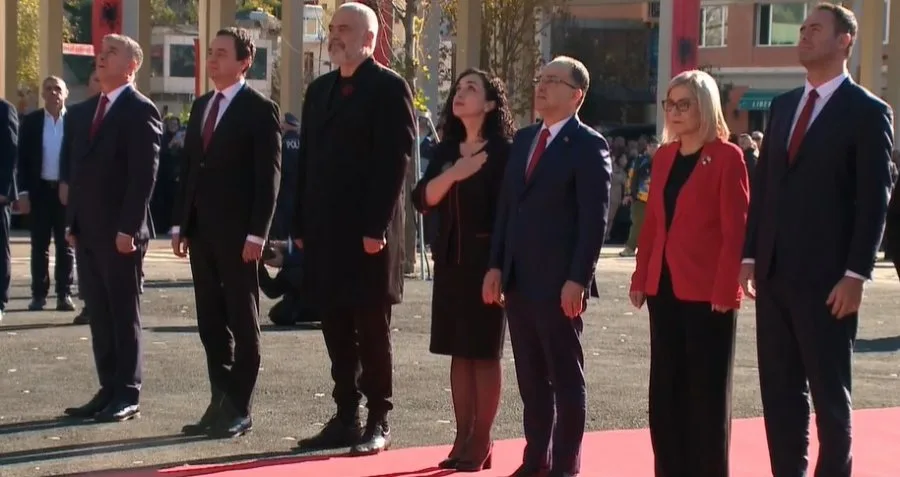 Krerët shqiptarë dhe kosovarë, në ceremoninë e ngritjes së flamurit në Vlorë