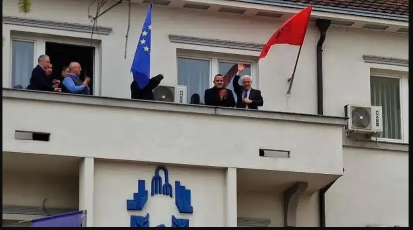 Flamuri shqiptar valëvit edhe në ndërtesën e Komunës së Bujanocit, Arifi: Flamuri do të valojë lirshëm në të ardhmen