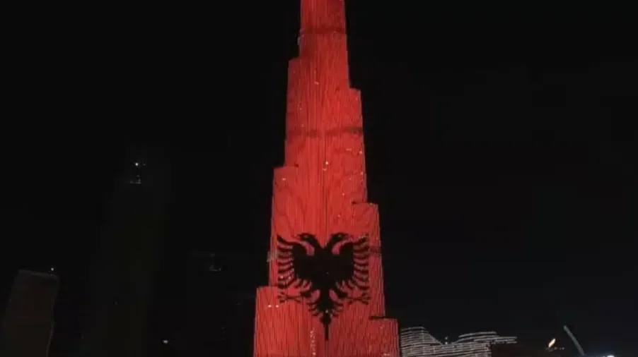 Ndërtesa më e lartë në botë, Burj Khalifa ndriçohet me ngjyrat e flamurit shqiptar