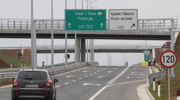 Policia e ndalon të riun në hyrje të autostradës në Prizren, kapet mat me drogë