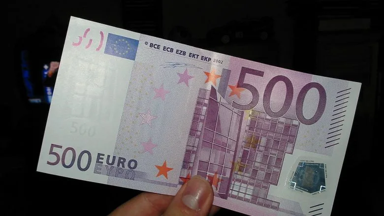 E harroi çantën me 500€ dhe dokumente në market, dikush e merr dhe ikën