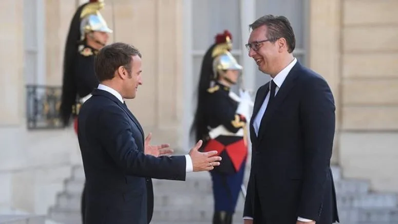 Macroni e pret Vuçiqin në Pallatin Elysee