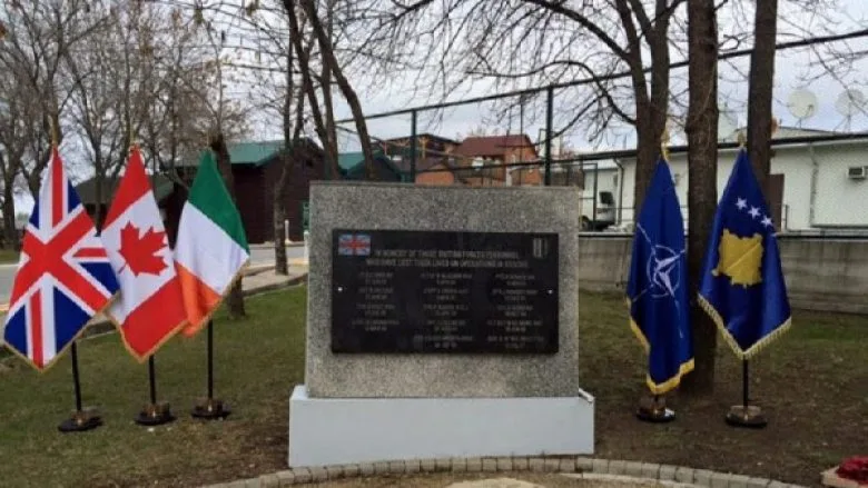 Përkujtohen 14 ushtarët britanikë që humbën jetën gjatë shërbimit në Kosovë