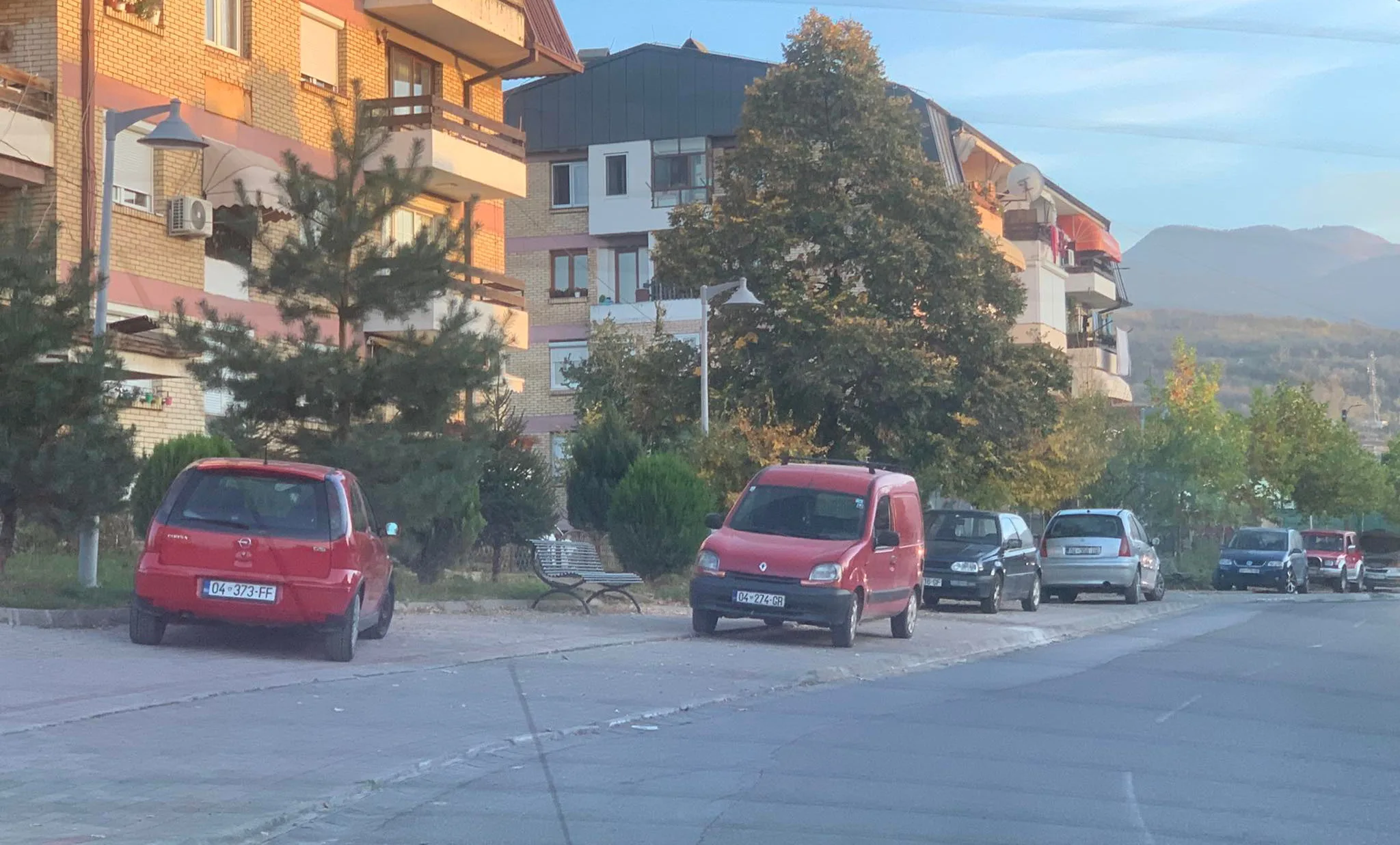 Në hall banorët e rrugës “Rrustë Kabashi” nga parkimi i veturave në trotuare