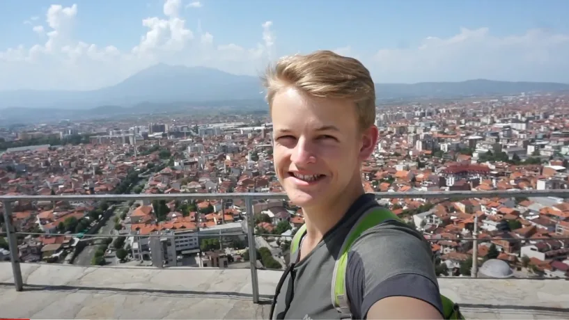 I riu nga Gjermania befasohet me mikpritjen kosovarëve, poston video nga Kalaja e Prizrenit