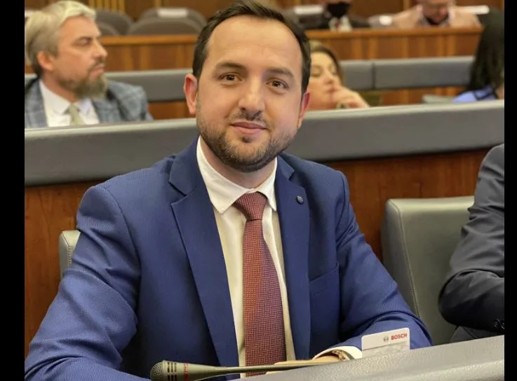 Deputeti Korenica shkarkohet nga dega në Rahovec, shkak qëndrimet e tij për Kodin Civil