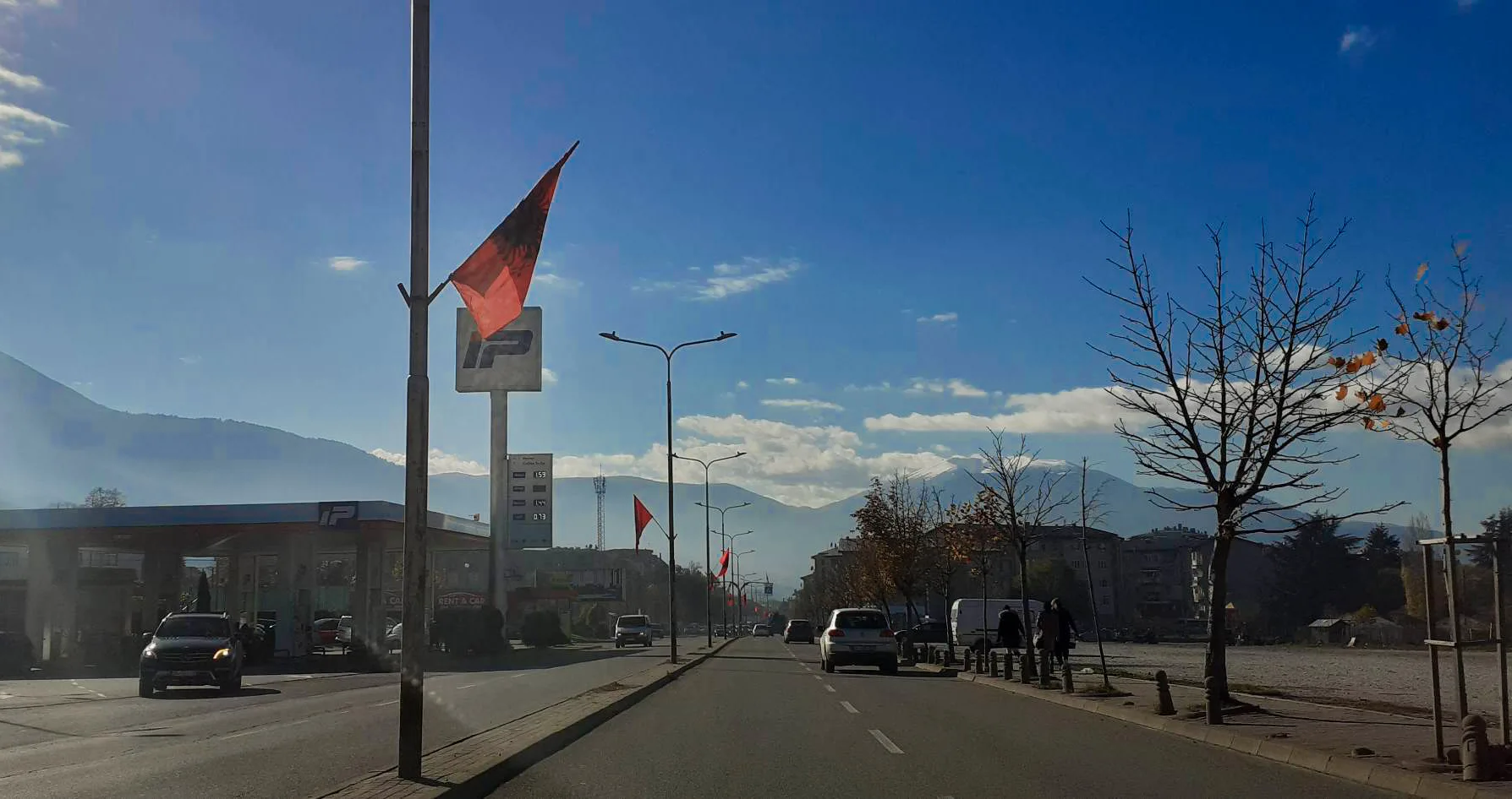 Stolisen me flamuj kuq e zi, rrugë e sheshe të qytetit të Prizrenit
