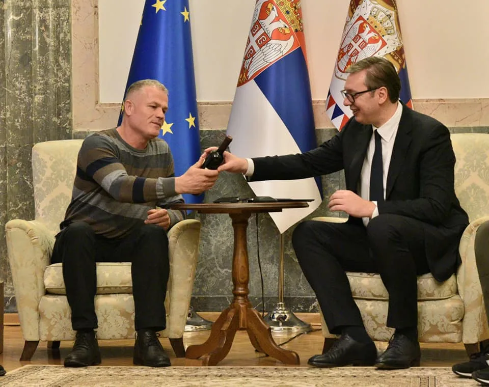 Kosova ua konfiskoi 42 mijë litra verë, Vuçiq e priti në zyrë familjen nga Hoça e Madhe