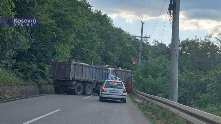 Serbët nisin vendosjen e barrikadave, kundërshojnë arrestimin e një serbi në Jarinje