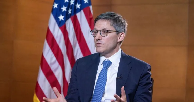 Nënsekretari amerikan Derek Chollet viziton Kosovën