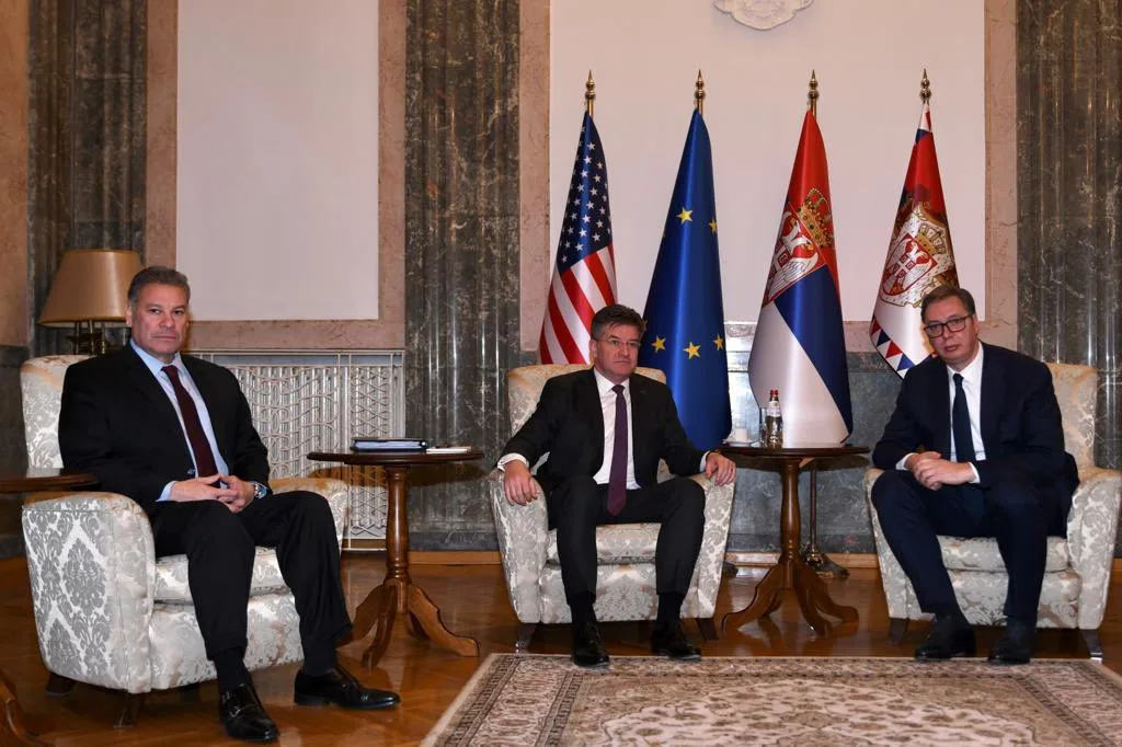 Lajçak dhe Escobar takohen me presidentin serb, diskutohet largimi i barrikadave
