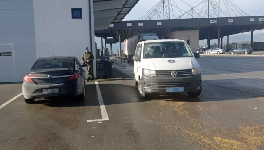Ushtria serbe i dorëzon në Merdare KFOR-it kërkesën për “kthimin e një mijë trupave” në Kosovë