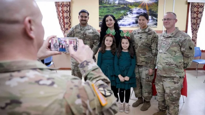 Osmani kalon drekën e Krishtlindjes në Bondsteel: Lidhja Kosovë-SHBA më e fortë se kurrë