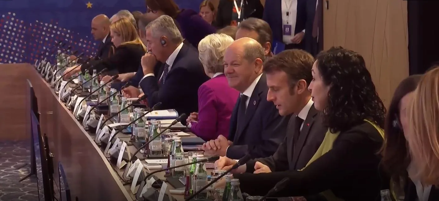 Pamje brenda takimit në Tiranë, Scholz e Macron afër Osmanit