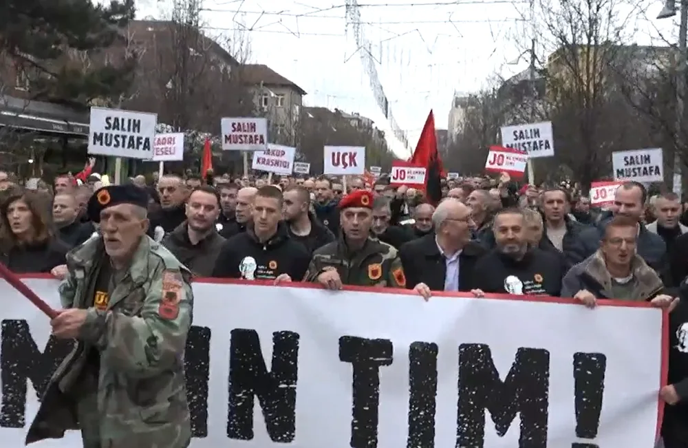Fillon protesta kundër Gjykatës Speciale