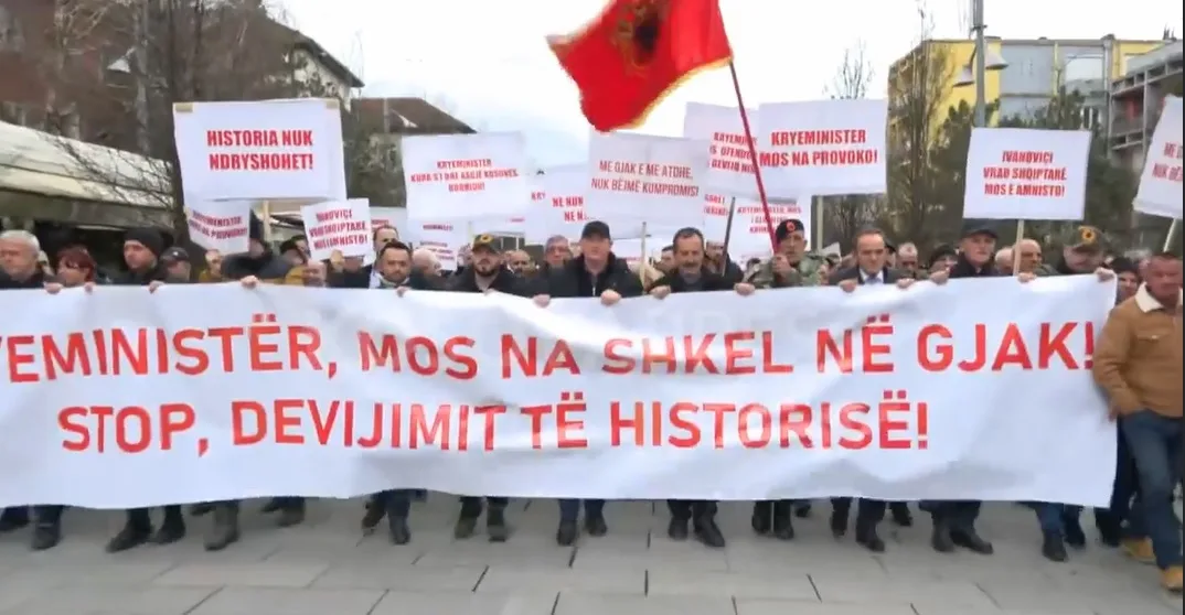 Fëmijët e dëshmorëve të UÇK-së protestojnë kundër deklaratave të Kurtit për Ivanoviqin