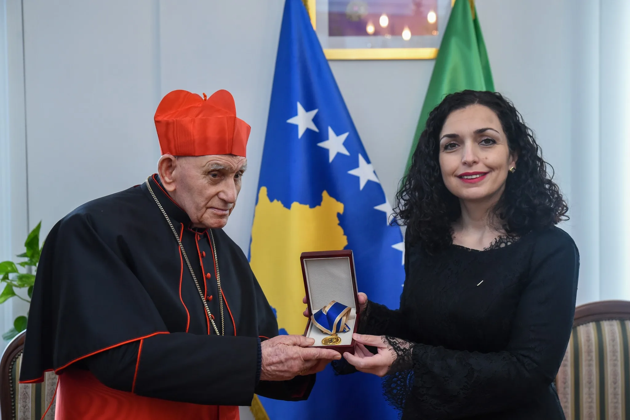 Osmani ia dorëzoi medaljen “Shën Tereza” kardinalit të vetëm shqiptar