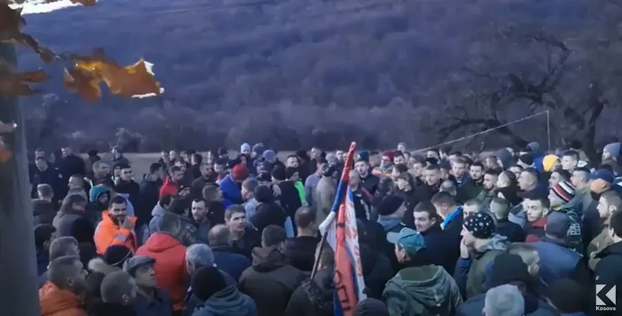 Plagosja e dy personave në Shtërpcë, banorët bllokojnë rrugët (VIDEO)