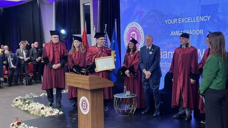 William Walker nderohet me titullin “Doctor Honoris Causa” në Pejë