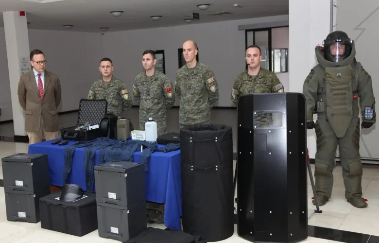 Bundeswehri i dhuron FSK-së kostume kundër bombave në vlerë 500 mijë euro