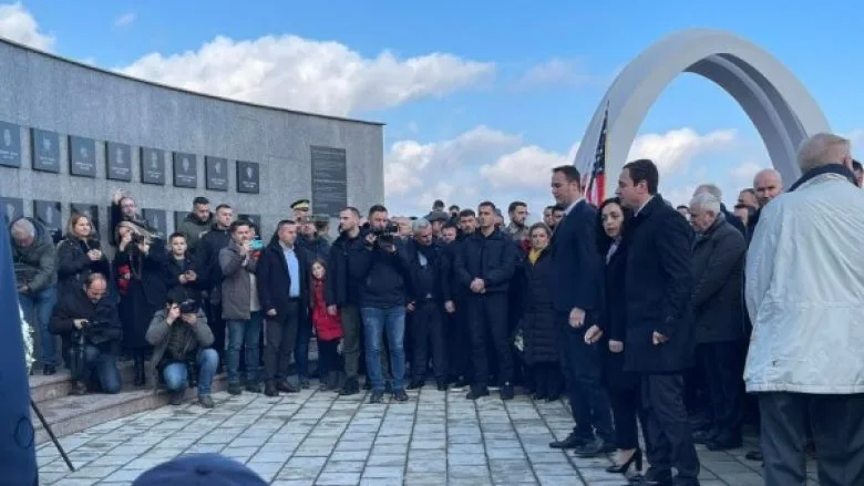 Përvjetori i masakrës në Reçak, krerët e shtetit bëjnë homazhe