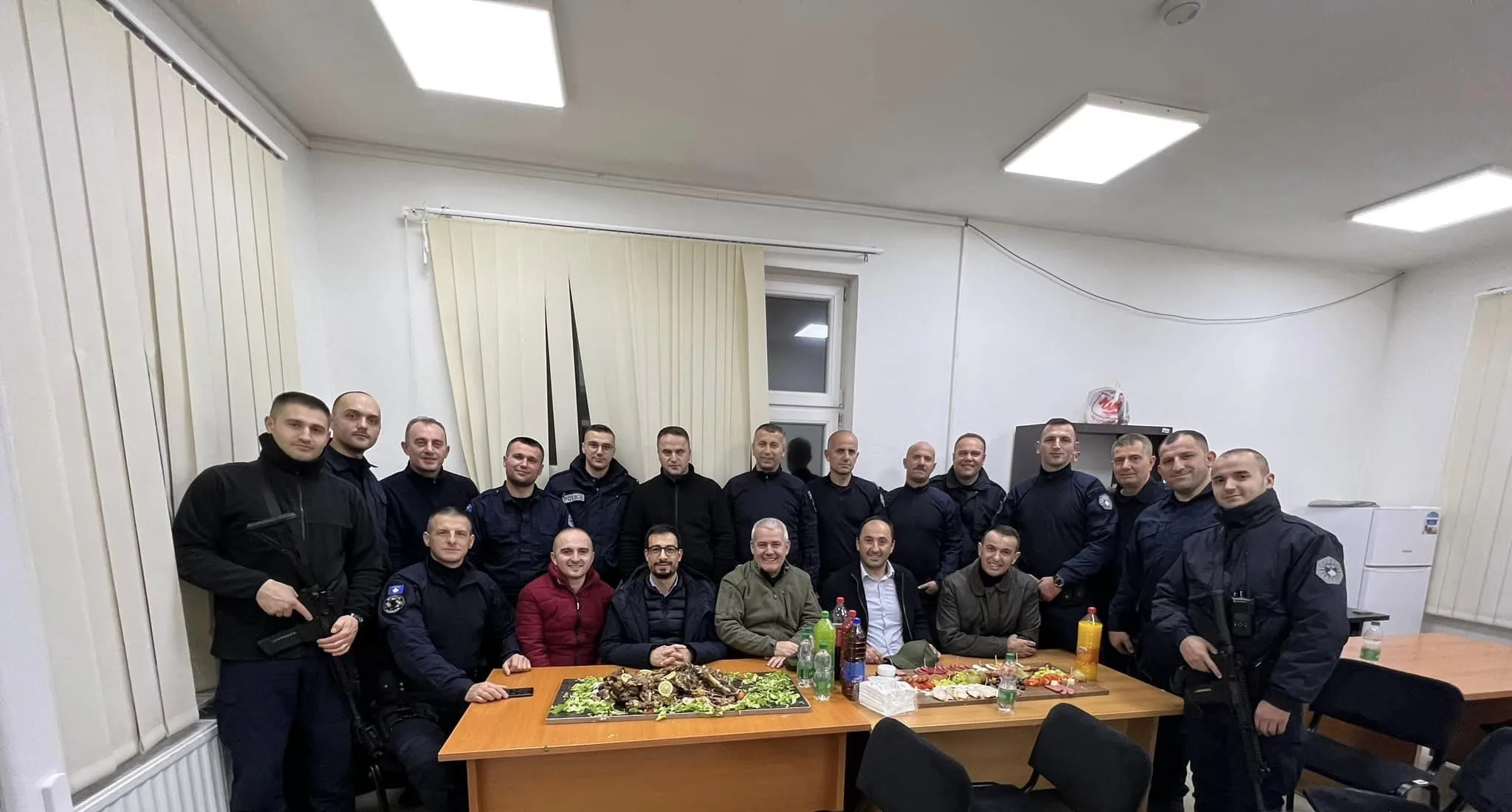 Sveçla takoi policët në Mitrovicë: Do të vazhdojmë punën e angazhimin tonë me përkushtim të plotë