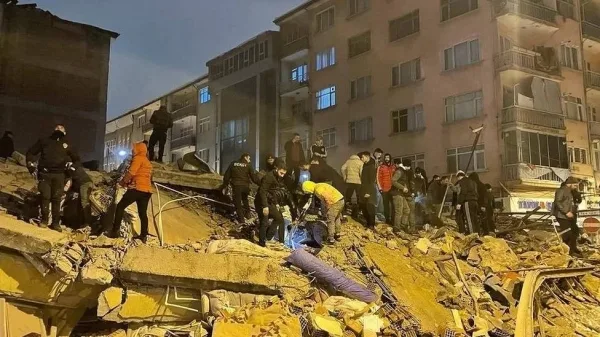 Shkon në mbi 2300 numri i të vdekurve nga tërmeti që tronditi Turqinë e Sirinë