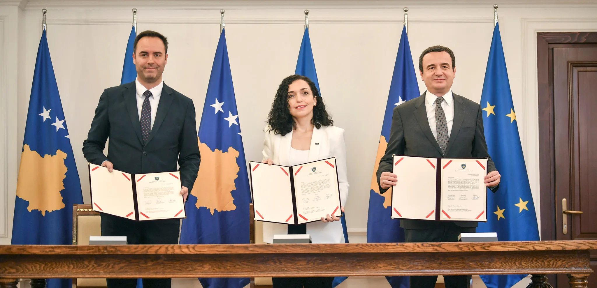Kaq do të paguhen presidentja, kryeministri e kryekuvendari me ligjin e ri të pagave