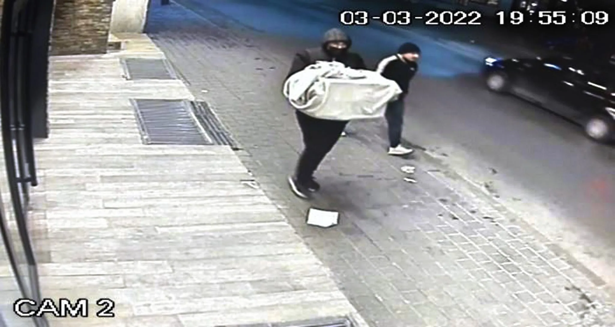 Vodhën kasafortën në mars të vitit të kaluar në Prizren, Policia kërkon ndihmë për identifikimin e dy personave