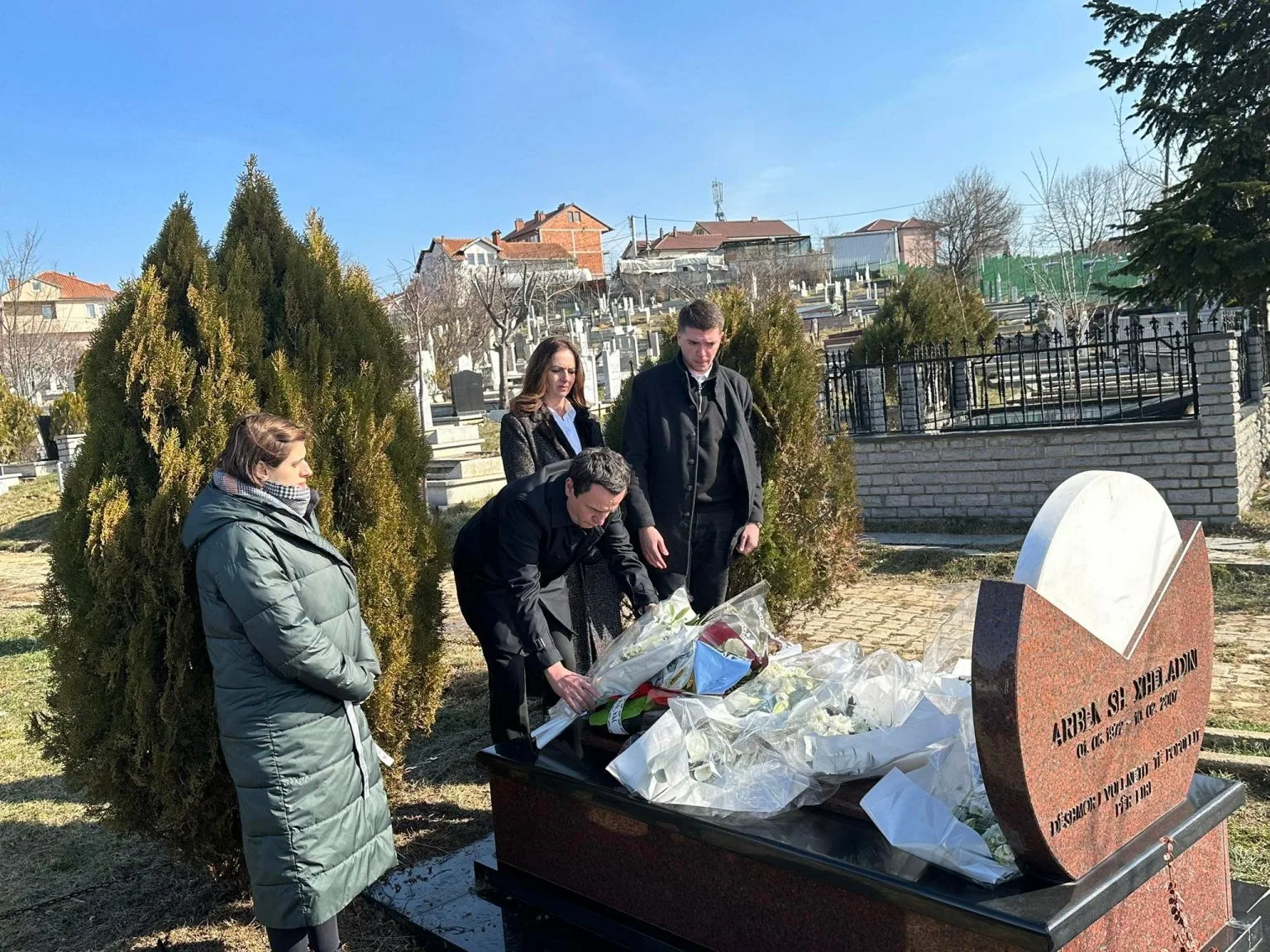 Kurti bën homazhe tek varri i Mon Balajt e Arben Xheladinit
