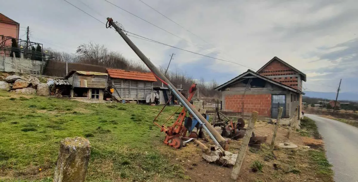 KEDS: Erërat e forta shkaktuan dëme në rrjetin elektroenergjetik
